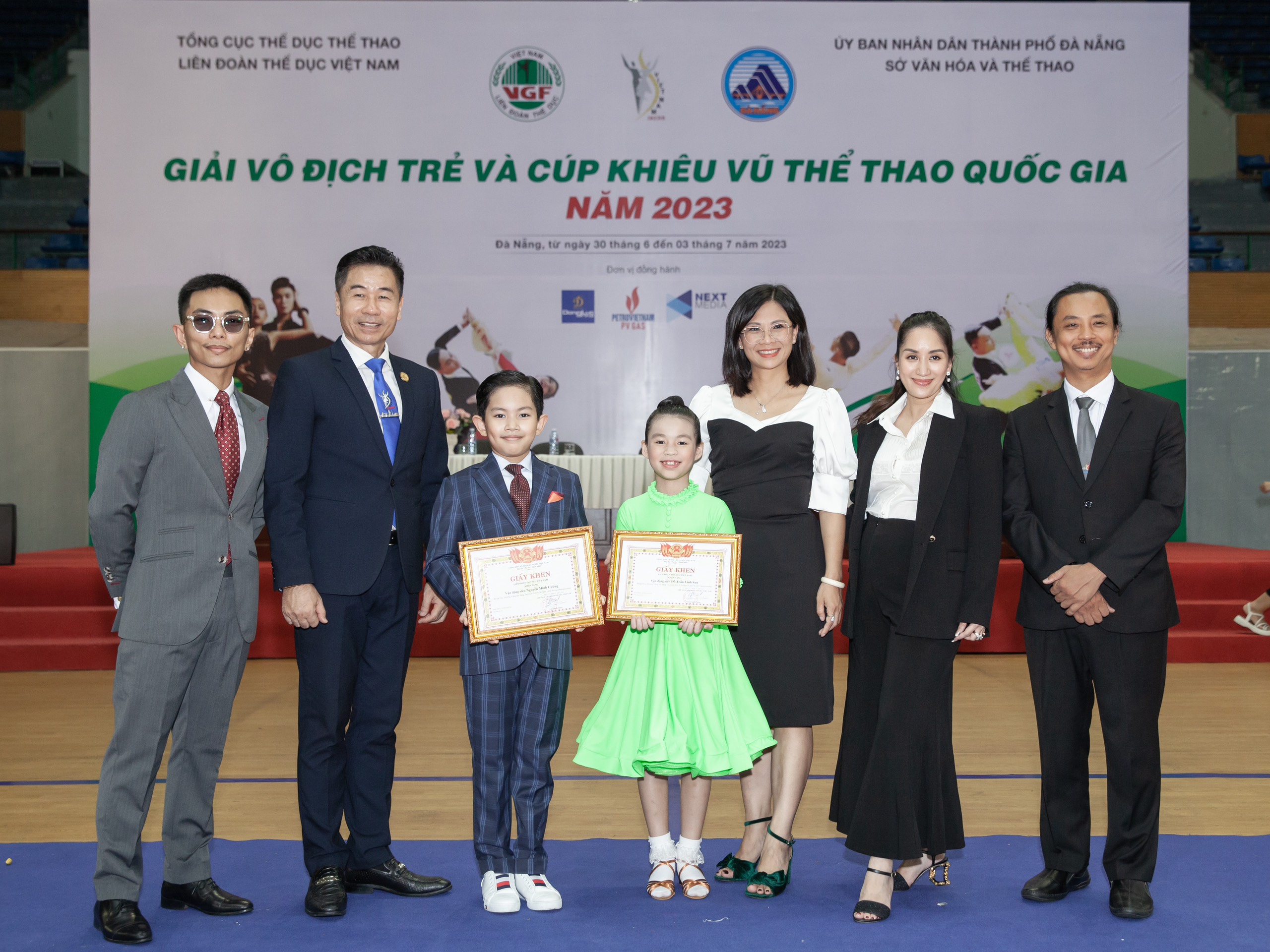 Con trai Kh&aacute;nh Thi được khen thưởng tại Giải v&ocirc; địch trẻ v&agrave; C&uacute;p Khi&ecirc;u vũ quốc gia