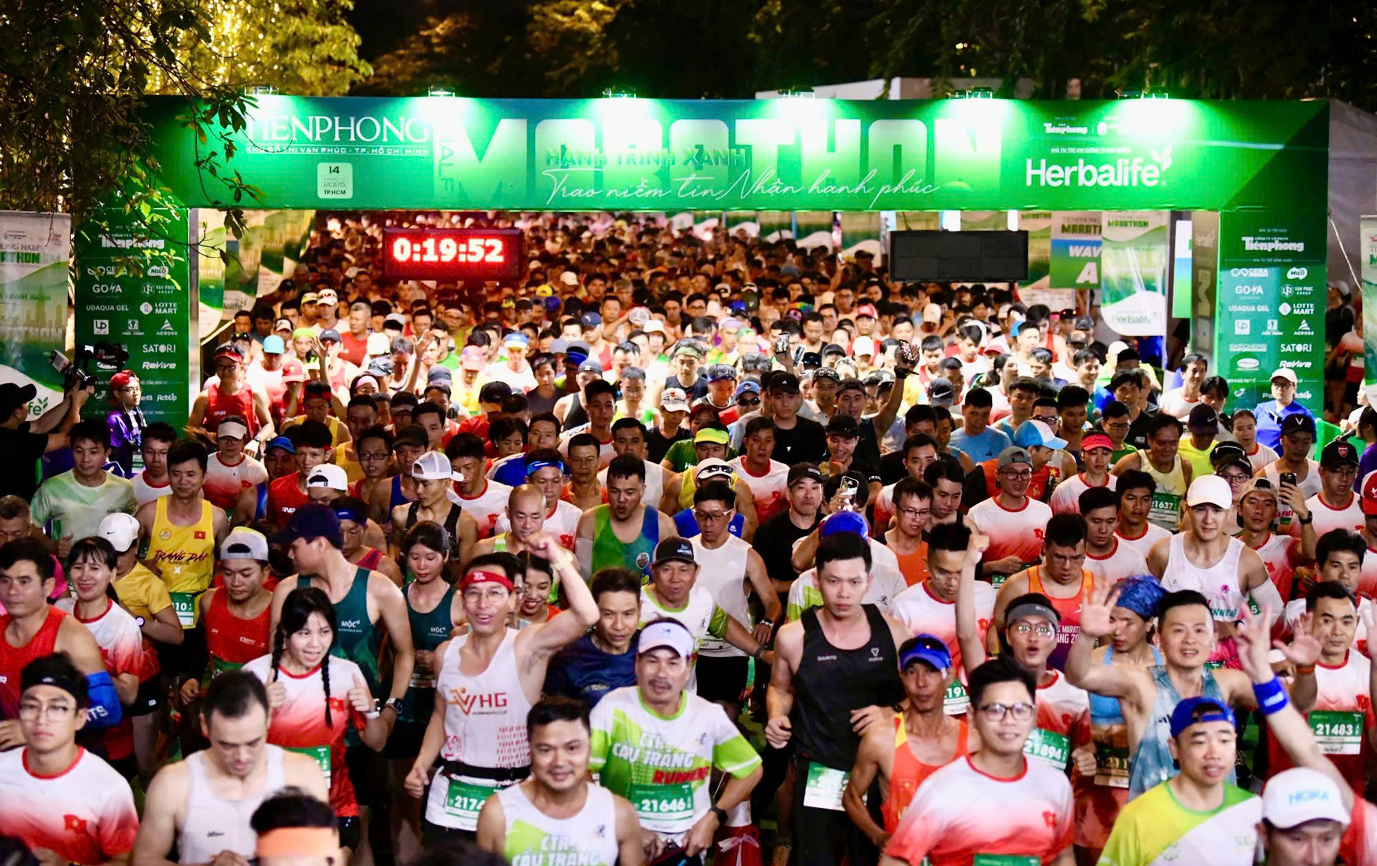 Giải chạy Tiền Phong Half Marathon 2025: Hoa hậu và sao Việt "tiếp lửa" gần 2000 Runner trải nghiệm khu đô thị Vạn Phúc