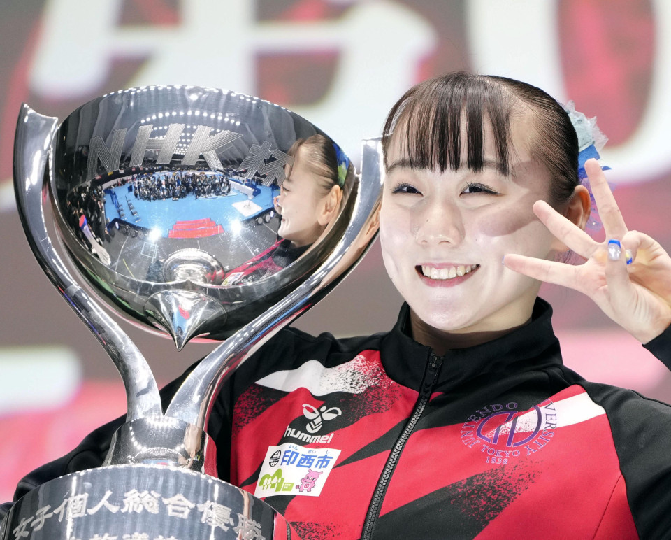 Đội trưởng tuyển thể dục dụng cụ Nhật Bản Shoko Miyata bị đuổi khỏi Olympic vì hút thuốc