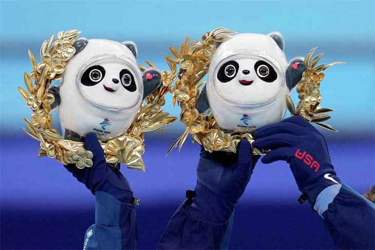 Olympic mùa đông 2022: Cơn sốt gấu trúc và nụ hôn thời "cô-vy"