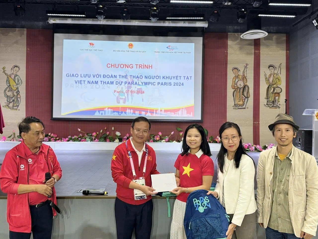 Đoàn Thể thao người khuyết tật Việt Nam dự Paralympic Paris 2024 giao lưu với kiều bào tại Pháp