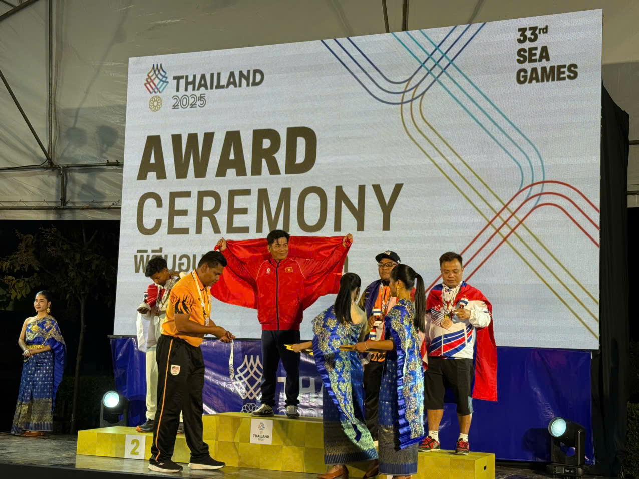 Nguyễn Văn Dũng phá “dớp trắng Vàng”, Bi sắt hoàn thành chỉ tiêu ngay ngày khai màn SEA Games 33 Nguyễn Văn Dũng phá “dớp trắng Vàng”, Bi sắt hoàn thành chỉ tiêu ngay ngày khai màn SEA Games 33