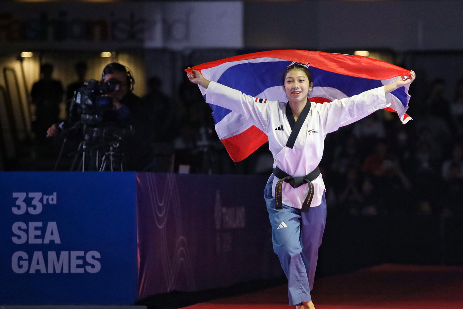 Ngôi sao trẻ Taekwondo Nano Limjittakorn giành huy chương Vàng đầu tiên cho Thái Lan tại SEA Games 33
