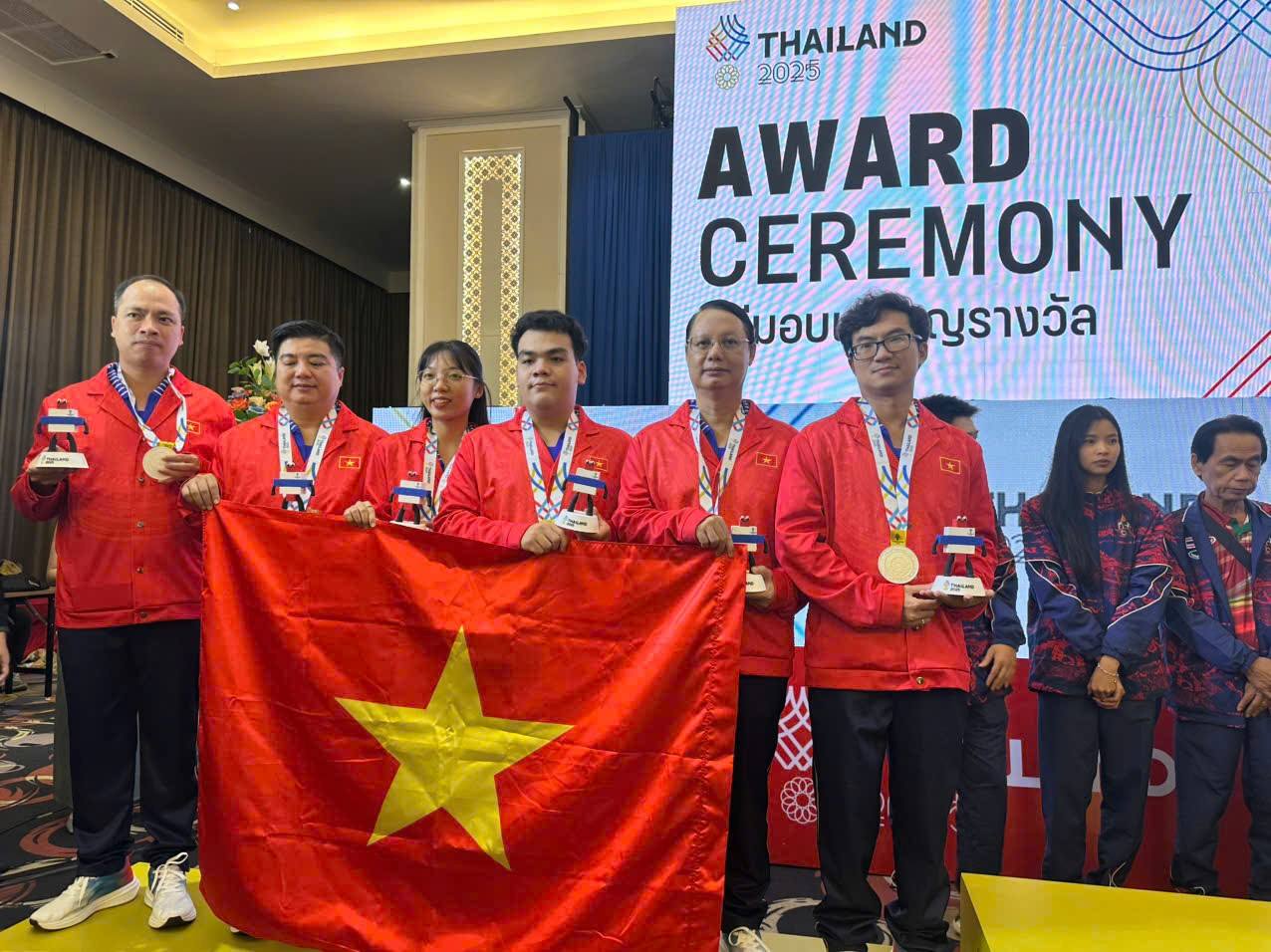 Việt Nam đoạt huy chương bạc Cờ Makruk nội dung Đồng đội hỗn hợp Cờ tiêu chuẩn tại SEA Games 33