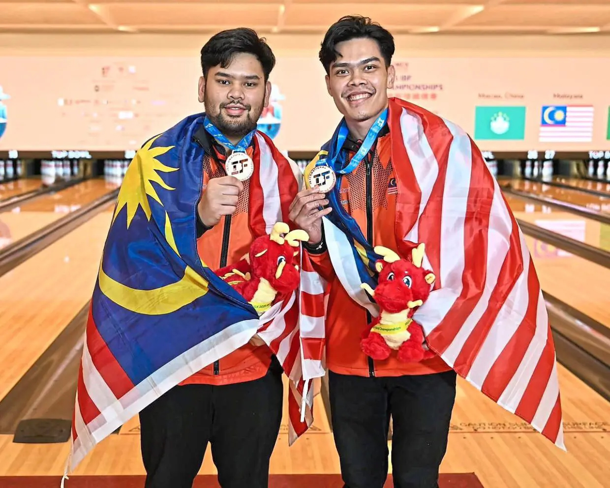 Bộ đ&ocirc;i xuất sắc Rafiq v&agrave; Syazirol của Malaysia gi&agrave;nh huy chương v&agrave;ng SEA Games 33 nội dung đ&ocirc;i nam m&ocirc;n bowling