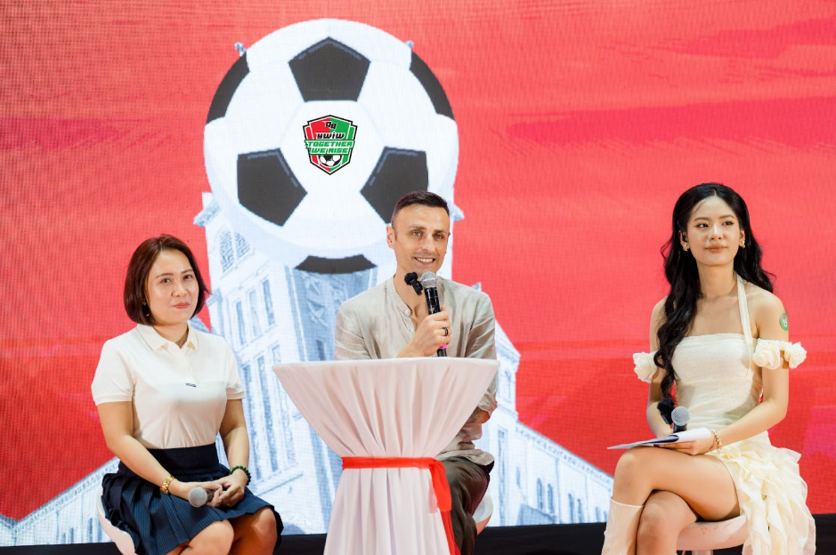 Cựu tiền đạo Manchester United Dimitar Berbatov gặp gỡ fan bóng đá Việt tại sự kiện “Together We Rise”