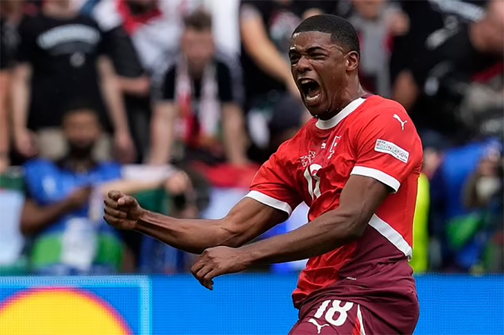 Tiền đạo Thụy Sĩ Kwadwo Duah trong nhóm "thân ở EURO 2024, hồn ở Champions League"