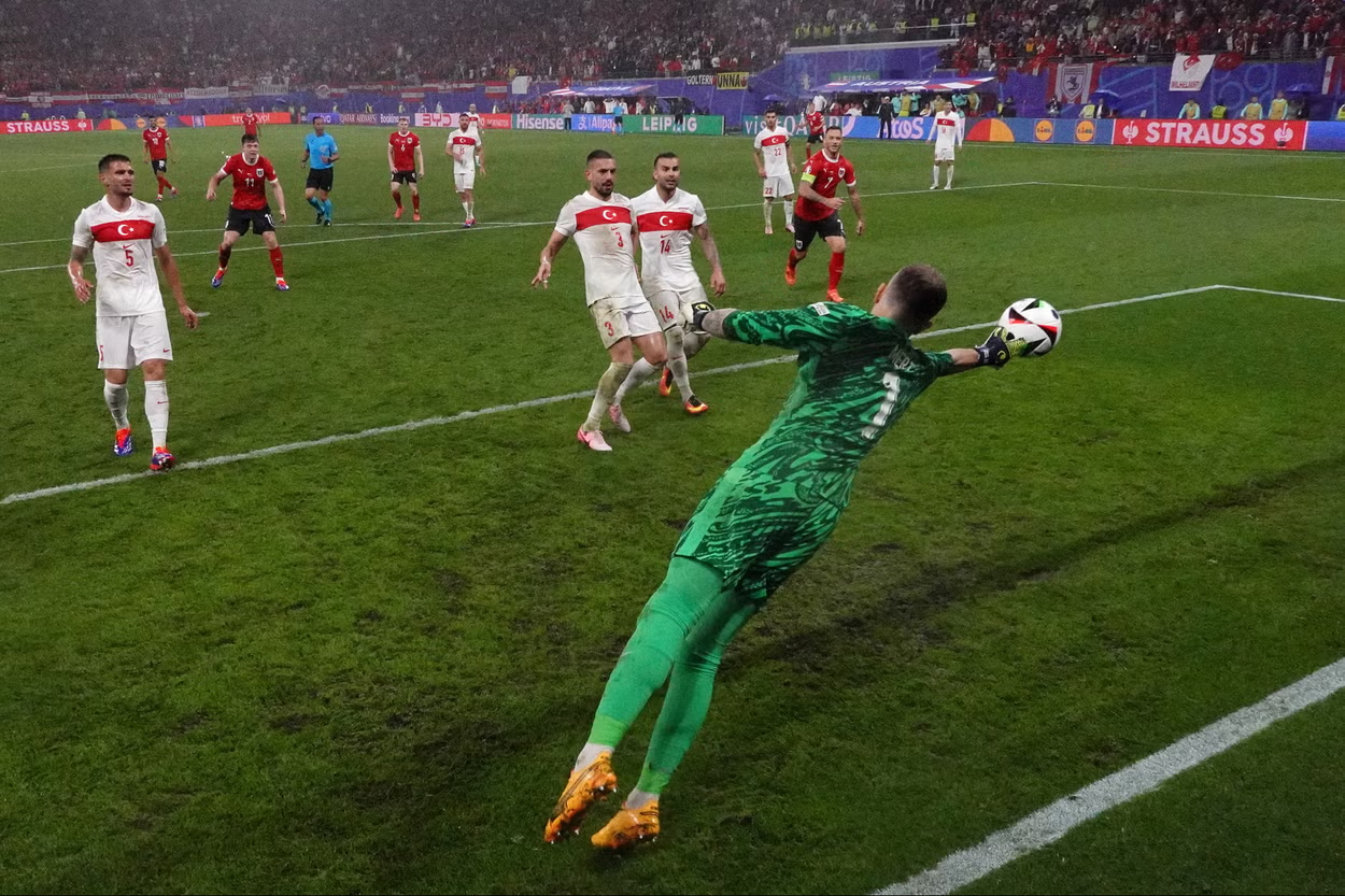 Thủ môn Thổ Nhĩ Kỳ Mert Gunok chinh phục Euro 2024 với pha "cứu thua thế kỷ"