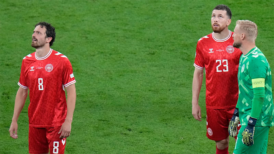 Xác định người đàn ông trèo lên mái nhà thi đấu trong trận Đức vs Đan Mạch ở Euro 2024 là nhiếp ảnh gia Xác định người đàn ông trèo lên mái nhà thi đấu trong trận Đức vs Đan Mạch ở Euro 2024 là nhiếp ảnh gia