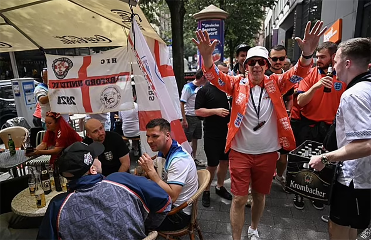 Coi chừng cổ động viên Anh đến Euro 2024 quậy nát Dusseldorf