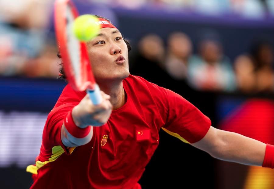 Zhang Zhizhen hồi phục phong độ, tỏa sáng trong chiến thắng của Trung Quốc trước Bỉ tại giải quần vợt United Cup