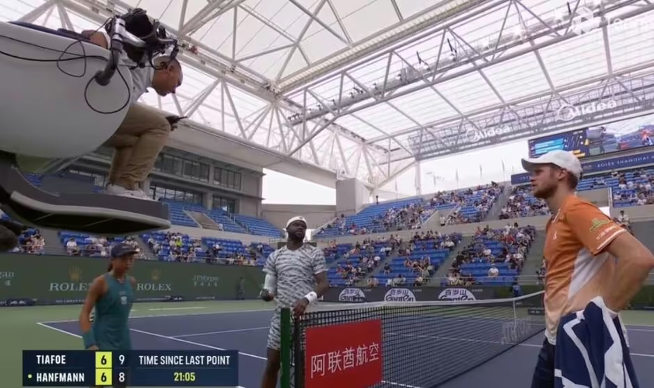 Hỗn loạn tại Shanghai Masters 2025: Đèn LED nhấp nháy khiến trận quần vợt bị gián đoạn 22 phút