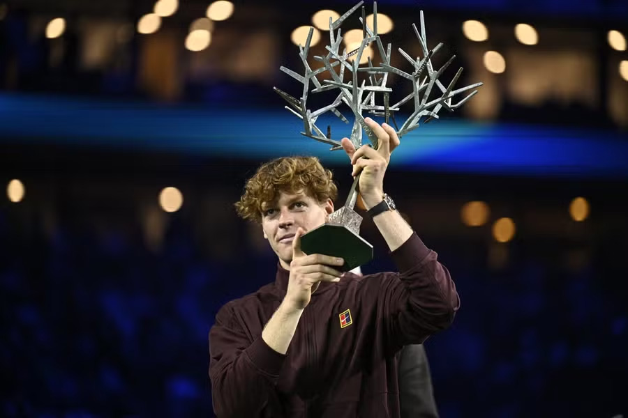 Jannik Sinner đánh bại Auger-Aliassime để vô địch Paris Masters và đòi lại vị trí số 1 quần vợt đơn nam thế giới