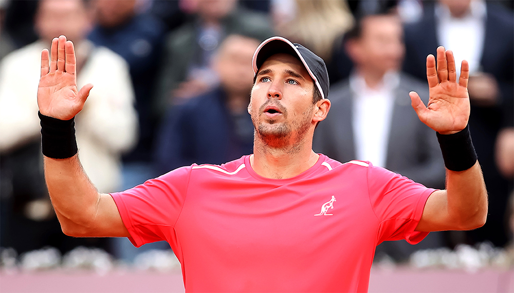 Bi kịch tại Davis Cup: Sao quần vợt Serbia nhập viện khẩn cấp sau sự cố va vào kính