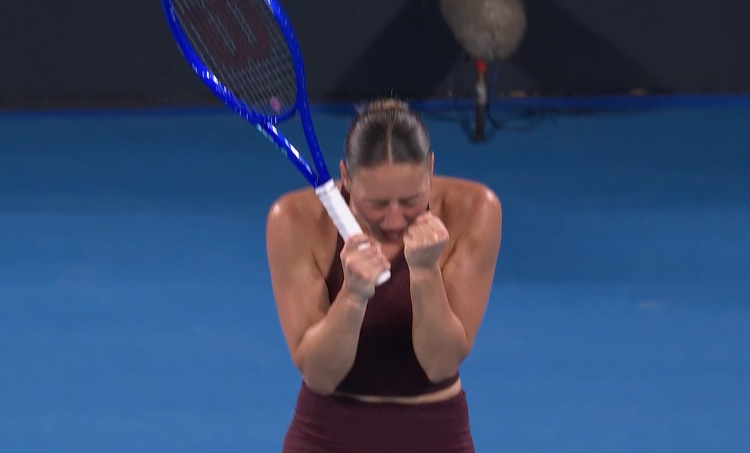 Quần vợt Brisbane 2026: Kostyuk gây bất ngờ lớn, Pegula thắng trận marathon thứ 10