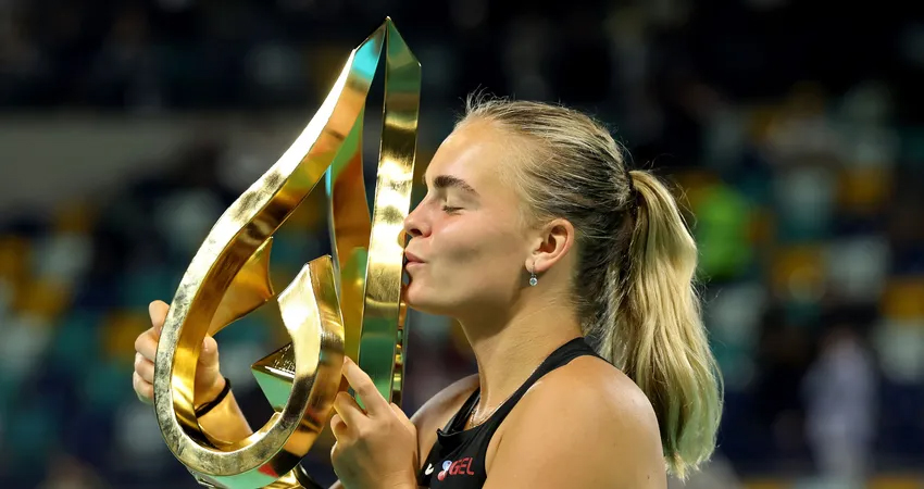 "Địa chấn" quần vợt Abu Dhabi Open: Sao trẻ 20 tuổi Sara Bejlek hạ gục Alexandrova, lần đầu vô địch WTA 500