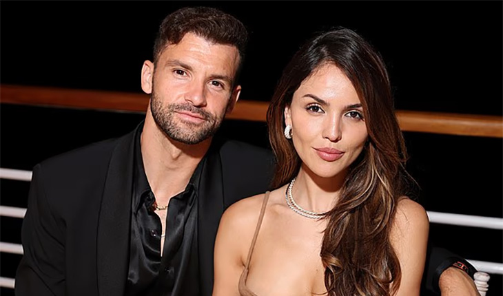 Thua đau do chấn thương ở Wimbledon 2025, sao quần vợt được bạn g&aacute;i xinh đẹp an ủi