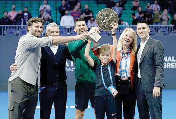 Novak Djokovic giành ngôi vô địch đầy kịch tính để lập các kỷ lục quần vợt và vượt Roger Federer
