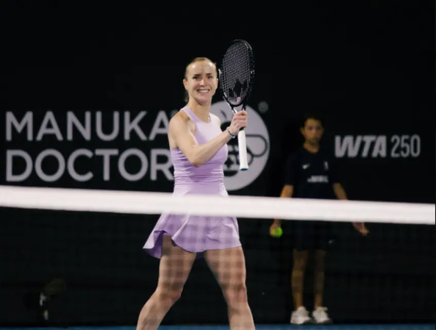 "Bà mẹ bỉm sữa" Svitolina giành chức vô địch quần vợt Auckland Open dưới sự chứng kiến của chồng