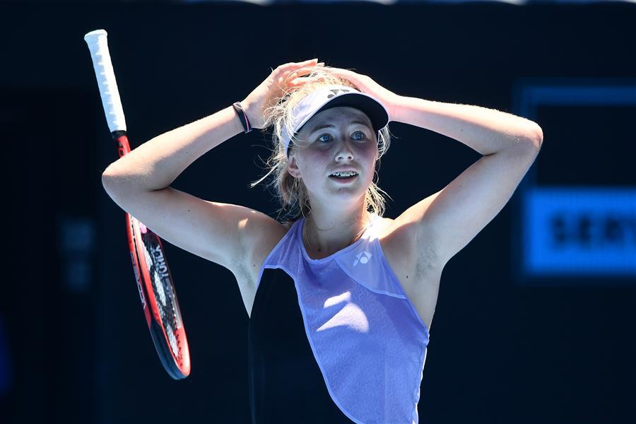 Tay vợt Clara Tauson bật khóc và buộc phải bỏ cuộc ở Adelaide, cơ hội tham dự giải quần vợt Australian Open bị đe dọa