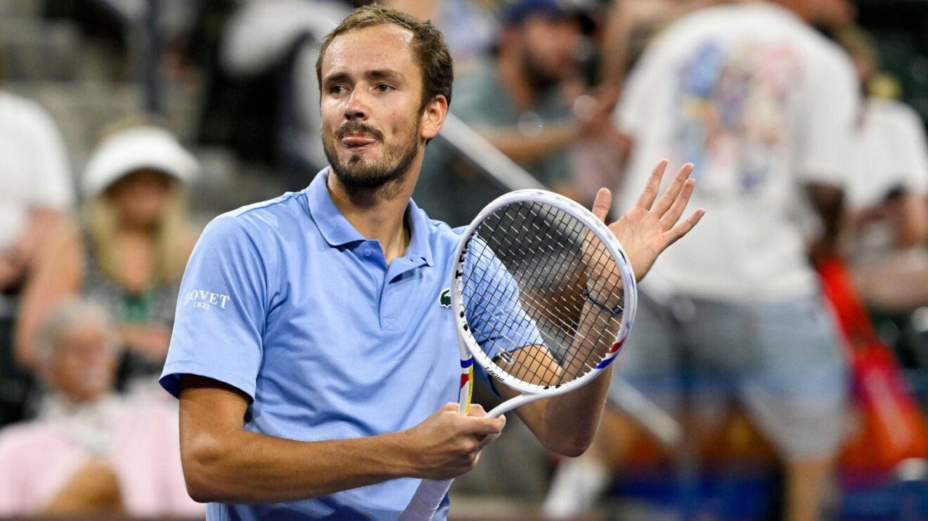 Daniil Medvedev "giải mã" Carlos Alcaraz: Khi bản lĩnh kinh nghiệm đánh bại sức trẻ tại quần vợt Indian Wells 2026