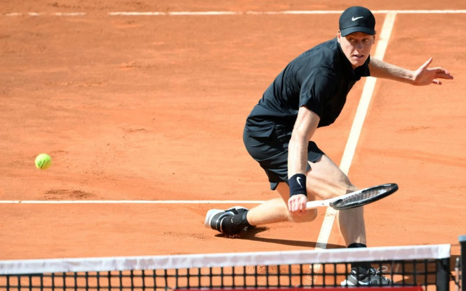 Trận bán kết đơn nam quần vợt Italian Open 2026 giữa Jannik Sinner và Daniil Medvedev bị hoãn do mưa lớn