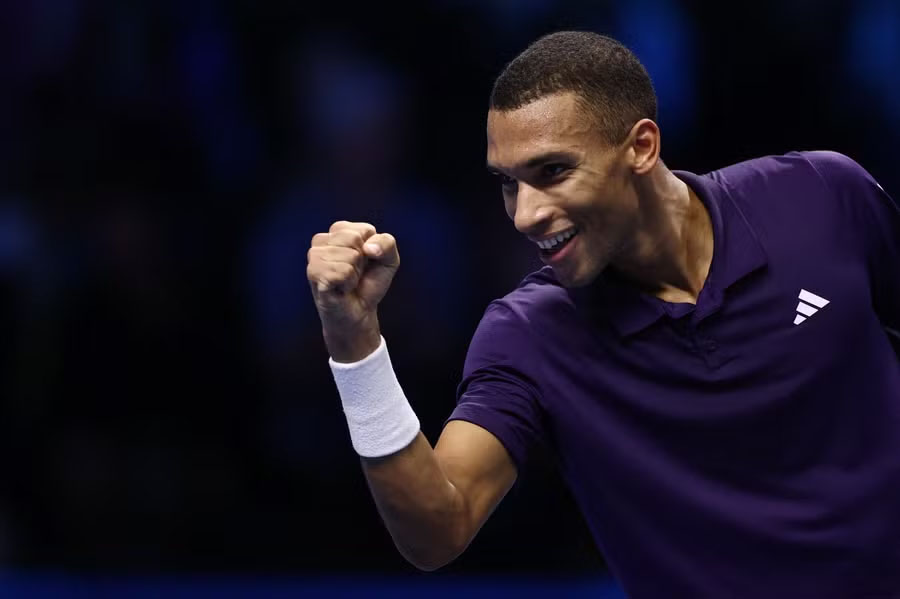 Auger-Aliassime vào bán kết giải quần vợt ATP Finals với chiến thắng sít sao trước Zverev