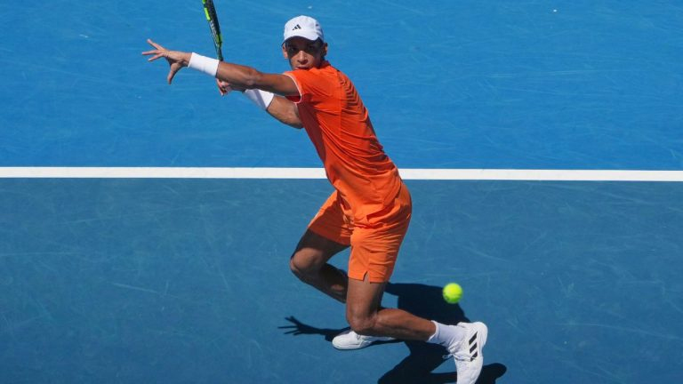 Giải quần vợt Australian Open 2026: Rủi ro "khấu hao" thể lực và tổn thất kinh tế của Auger-Aliassime