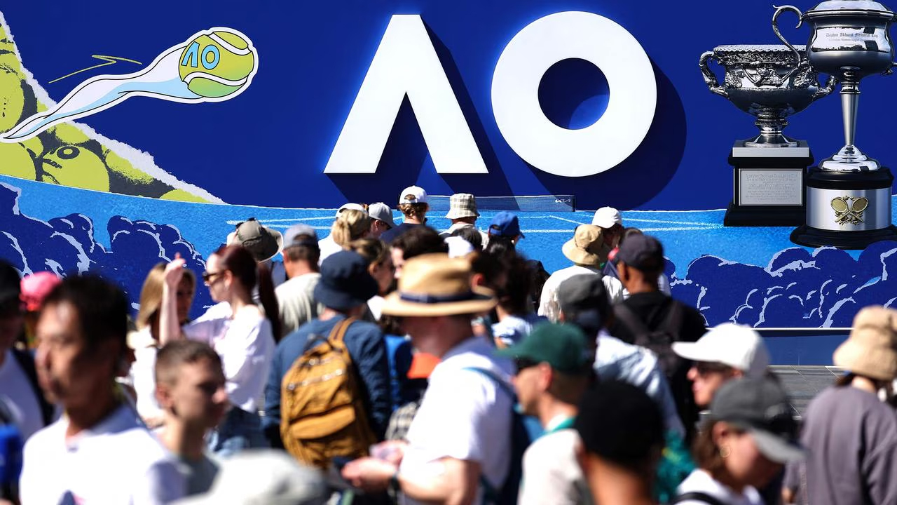 Kỷ lục hơn 73.000 người đổ xô xem quần vợt Australian Open, ban tổ chức bị chỉ trích vì tạm dừng bán vé giá rẻ