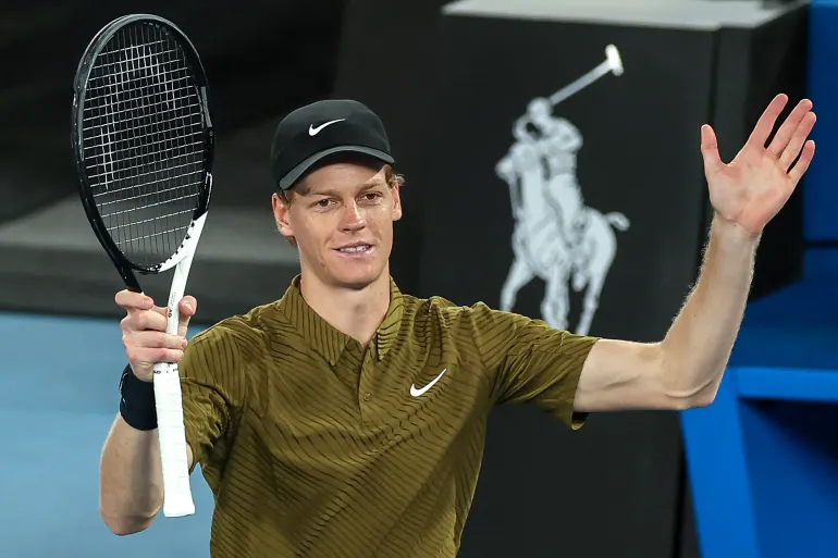 Jannik Sinner thoát hiểm sau cơn chuột rút để vượt qua Eliot Spizzirri, giành suất vào vòng 4 giải quần vợt Úc mở rộng