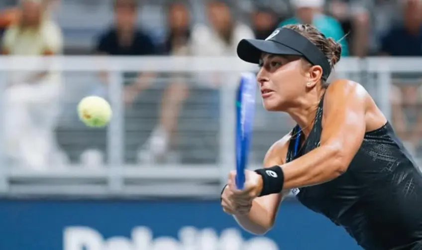 Giải quần vợt WTCC Th&acirc;m Quyến: Bencic tỏa s&aacute;ng trước khi đại chiến Swiatek - Rybakina bắt đầu