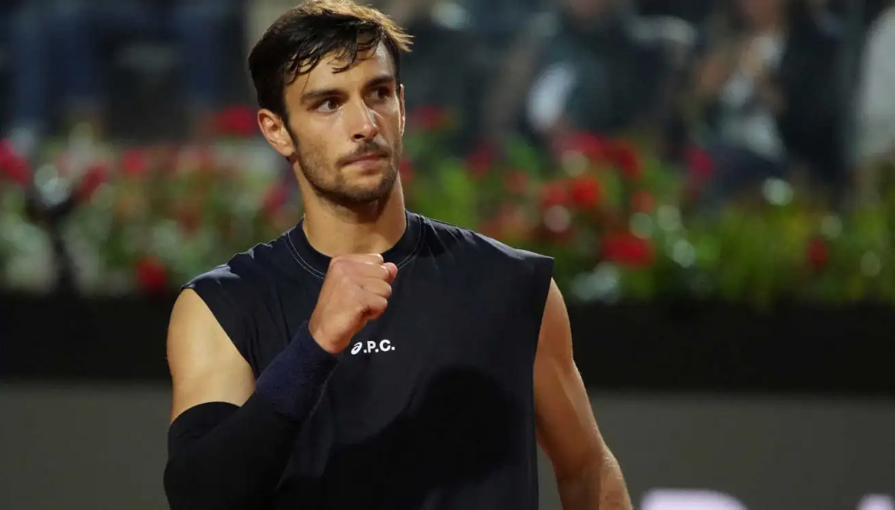 Lorenzo Musetti đánh bại Taylor Fritz để tiến vào tứ kết giải quần vợt Úc mở rộng gặp Novak Djokovic