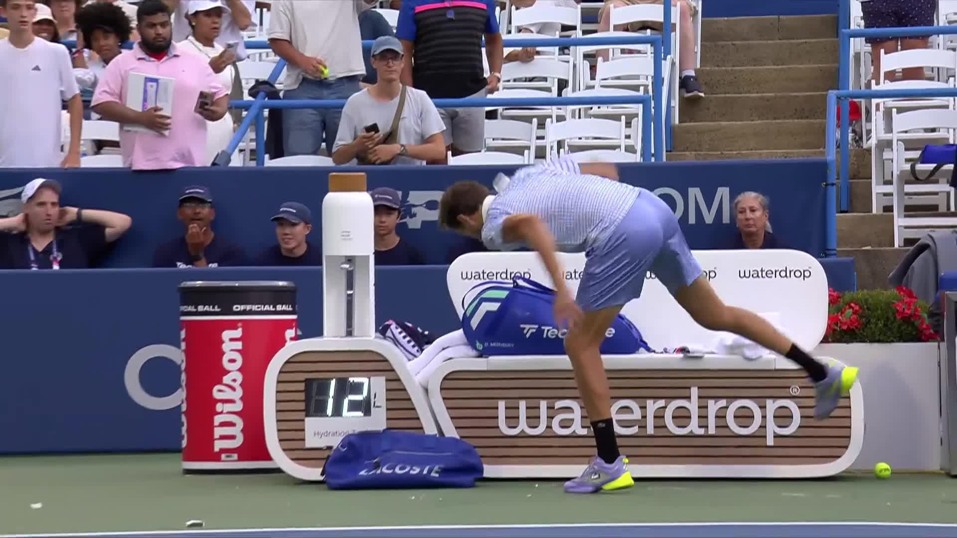 Daniil Medvedev đập vỡ chai nước v&agrave; n&eacute;m vợt sau trận thua Corentin Moutet ở giải quần vợt Washington Open