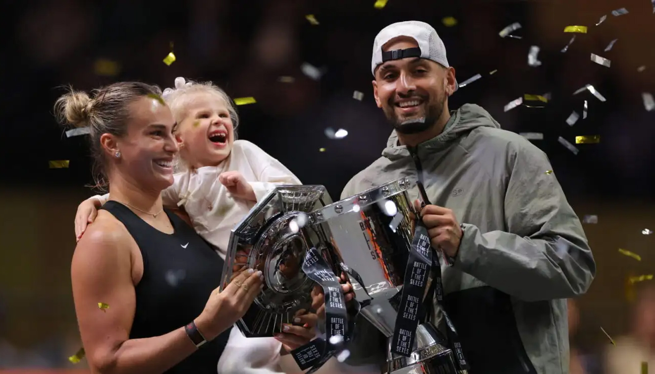 Nick Kyrgios đ&aacute;nh bại Aryna Sabalenka trong 