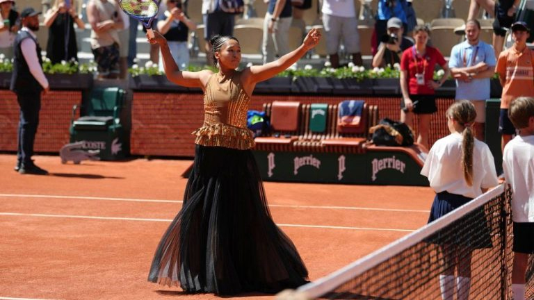 Giải quần vợt Pháp Mở rộng 2026: Naomi Osaka gây chú ý bằng trang phục đính kim sa trước khi vào vòng 2