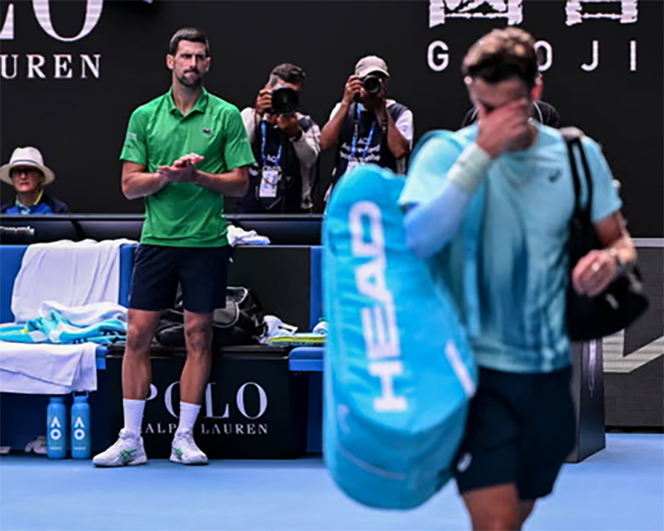 May mắn thắng nhờ đối thủ chấn thương, Djokovic vào bán kết quần vợt Úc mở rộng và phá kỷ lục của Federer