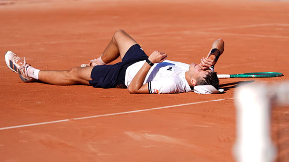Jakub Mensik chỉ trích điều kiện thời tiết khắc nghiệt tại quần vợt Roland Garros khi gục ngã sau chiến thắng 5 set