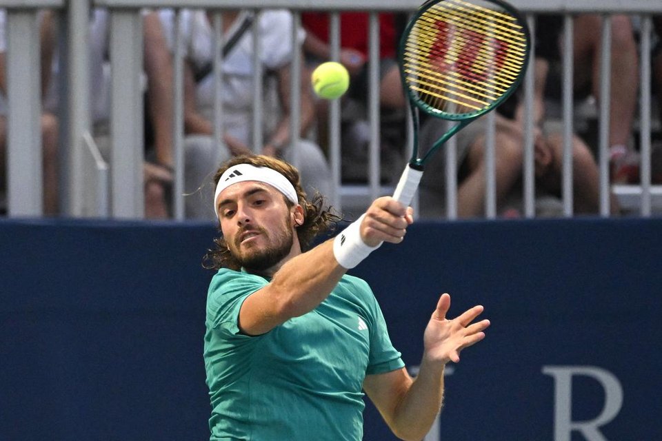 Tsitsipas bực tức vì những cú giao bóng dưới cánh tay khiến anh bị loại khỏi giải quần vợt US Open 2025