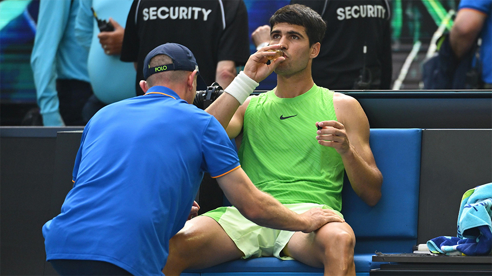 Zverev nổi đóa, tố Alcaraz "chơi chiêu" để thắng trận bán kết dài nhất tại giải quần vợt Australian Open 2026