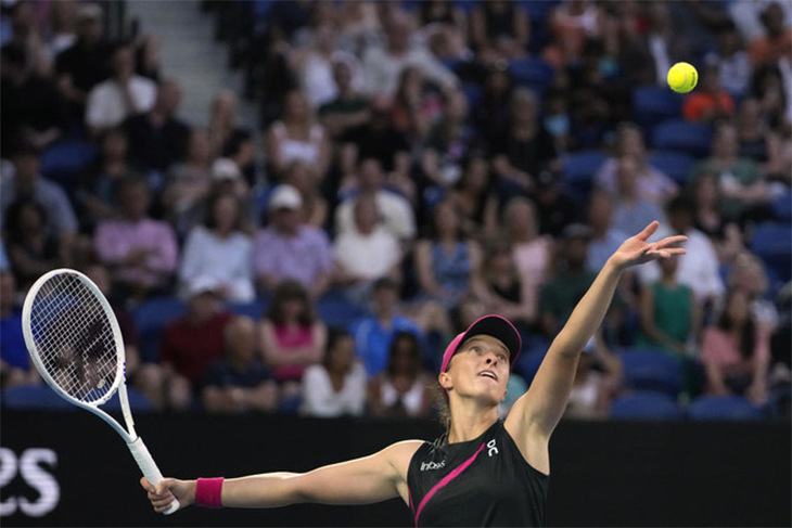 Tennis Australian Open 2024: Cú giao bóng của số 1 thế giới Iga Swiatek bị chê