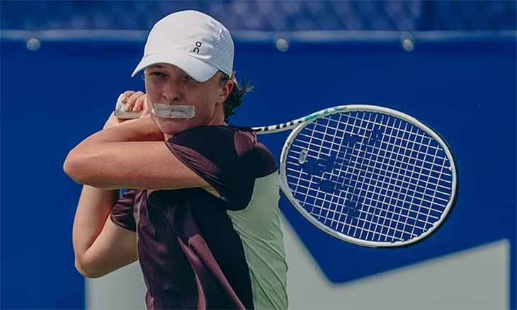 Số 1 thế giới nữ Iga Swiatek gây sốc khi bịt miệng tập luyện chuẩn bị cho Canadian Open
