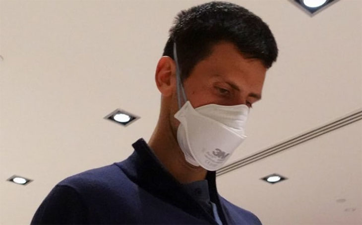 Giữa lúc dự định kiện chính quyền Úc, Djokovic bị làng tennis đồng loạt ép phải tiêm chủng