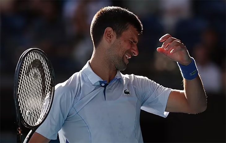 Tennis Australian Open 2024: Nghi vấn số 1 thế giới Djokovic bị sốt n&ecirc;n thua Sinner