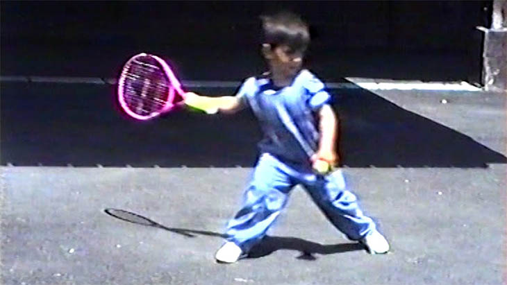 V&ocirc; địch Wimbledon lần thứ 7: Djokovic khởi đầu với chiếc vợt tennis m&agrave;u hồng, v&igrave; sao?