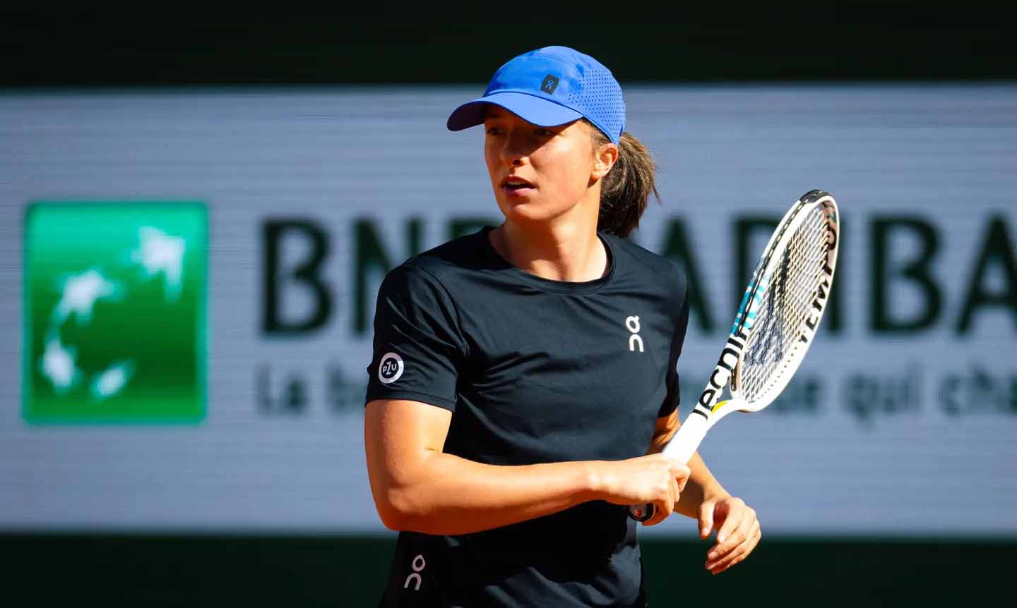 Số 1 tennis nữ thế giới Iga Swiatek bị công kích do cách đội nón