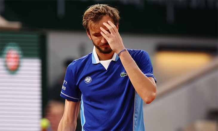 Bất ngờ quần vợt Roland Garros 2026: Daniil Medvedev gục ngã trước tay vợt nhận suất đặc cách ngay vòng 1