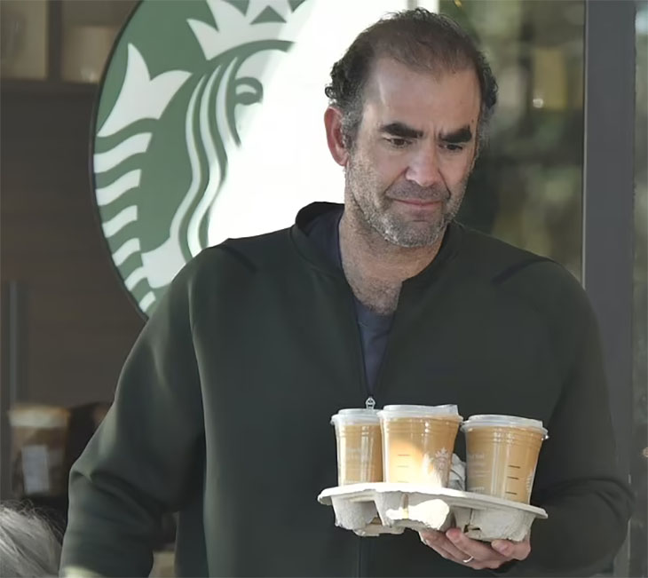 Thời gian thật tàn nhẫn, mới đó đã không còn nhận ra huyền thoại tennis ở Starbucks