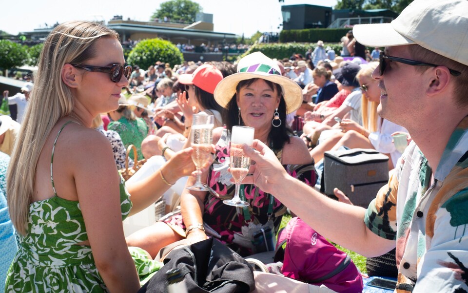 Trong thời buổi khủng hoảng kinh tế, Giải tennis Wimbledon có "hút máu" khán giả hay không