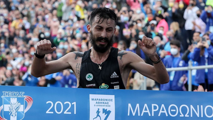 Chàng trai Hy Lạp lập kỷ lục mới tại giải marathon trên cung đường cổ đại