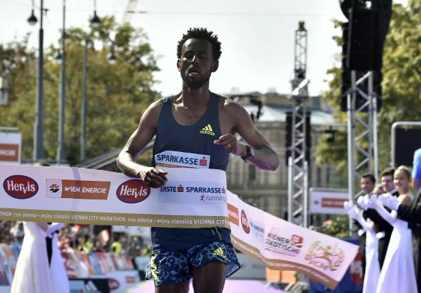 VĐV chạy marathon mất chức v&ocirc; địch v&igrave;&hellip; đế gi&agrave;y
